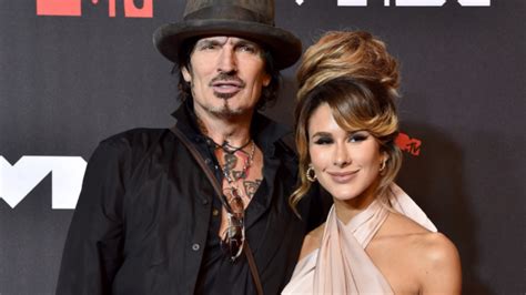 tommy lee dick|Bem dotado! Tommy Lee mostra tamanho de pênis e empolga fãs